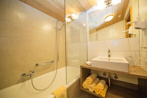 Free toiletries, hair dryer, towels - Hotel Cresta (Samnaun)