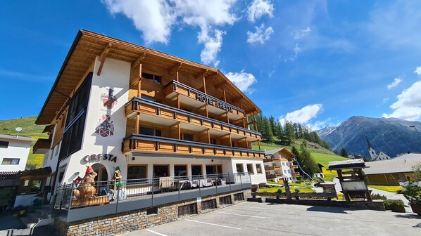 Front of property - Hotel Cresta (Samnaun)