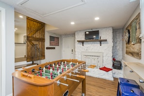 Games room - 4 mi. to Broadway and Opry, Hot Tub, Private Courtyard, Gameroom, No Step Entry (Nashville)