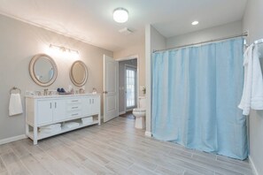 Combined shower/tub, hair dryer, towels, soap - 4 mi. to Broadway and Opry, Hot Tub, Private Courtyard, Gameroom, No Step Entry (Nashville)