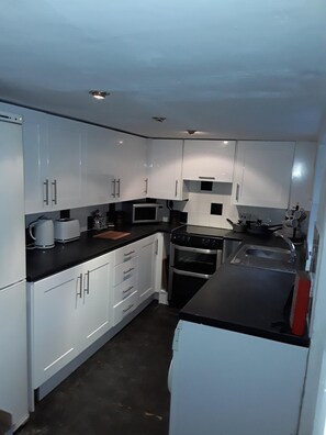 Apartment, Ensuite | Private kitchen