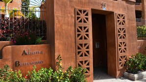 Entrada de un edificio con el nombre 'Adjuna Bencomo' y el número '22' en la parte superior.