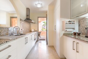 Geladeira, micro-ondas, fogão, lava-louças