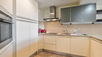 Jääkaappi, mikroaaltouuni, uuni, astianpesukone