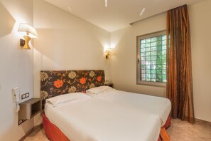 2 chambres, coffres-forts dans les chambres, fer et planche à repasser