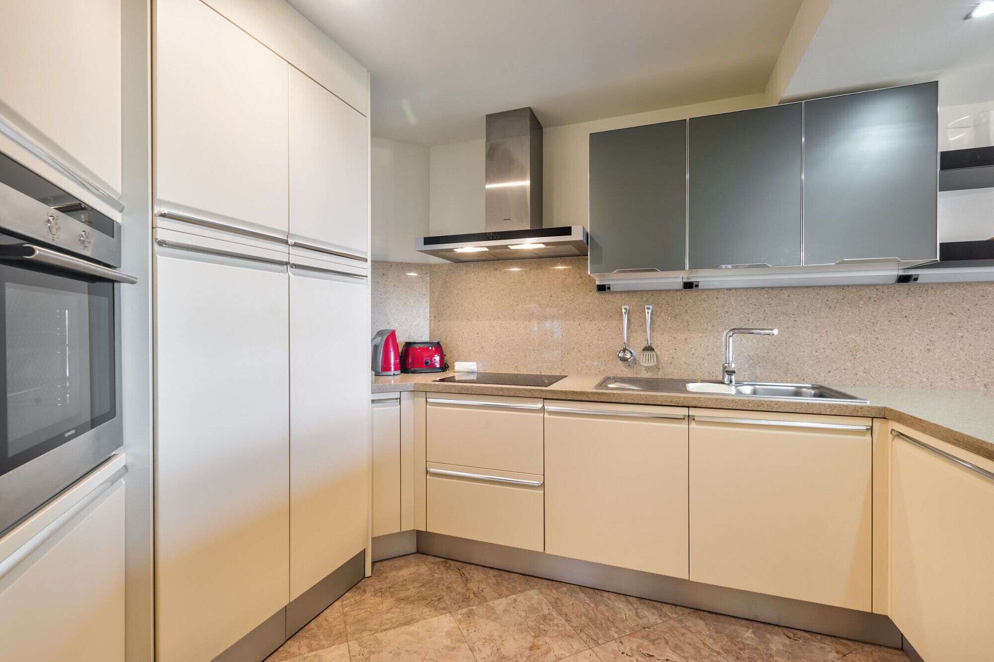 Réfrigérateur, micro-ondes, four, lave-vaisselle