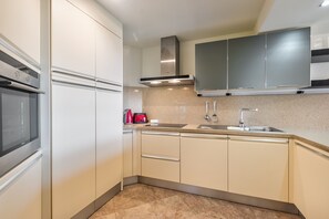 Kühlschrank, Mikrowelle, Ofen, Geschirrspüler