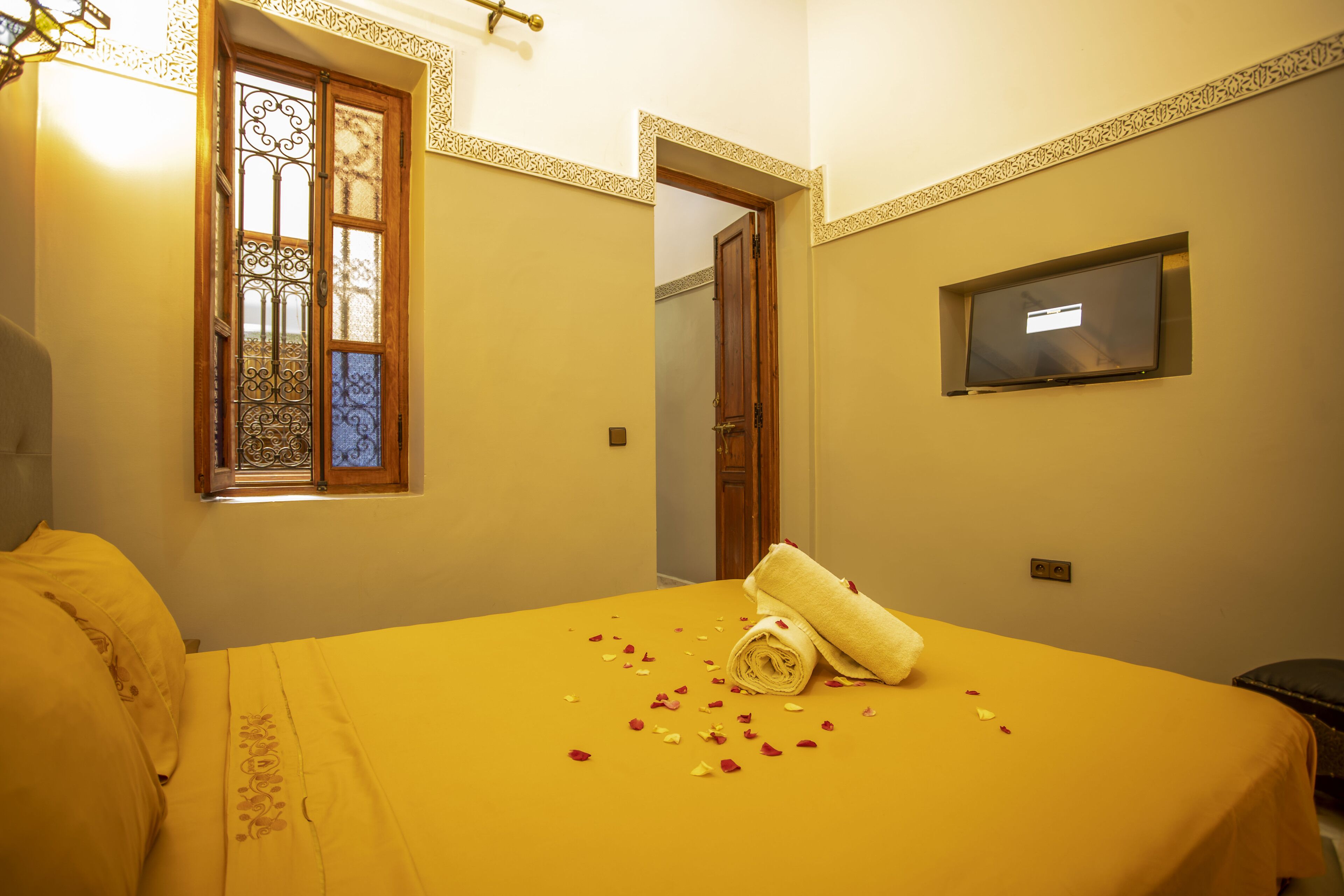 Iron/ironing board, WiFi (free), bed sheets