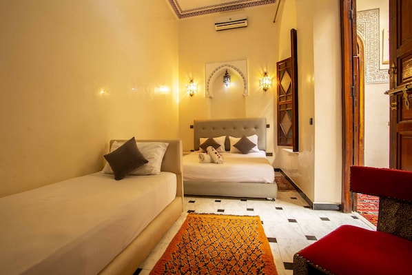 Iron/ironing board, free WiFi, bed sheets