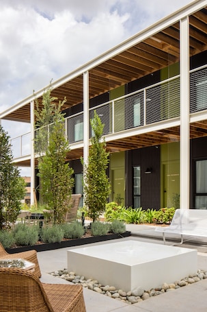 Courtyard. Bradford House, Oklahoma City North, a Member of Design Hotels