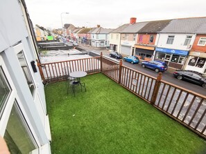Outdoor dining - -Cityscape apartments- Cozy 1 bed with balcony (Cardiff)