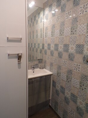 Shower, hair dryer, towels, toilet paper