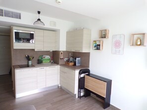 Réfrigérateur, micro-ondes, four, plaque de cuisson