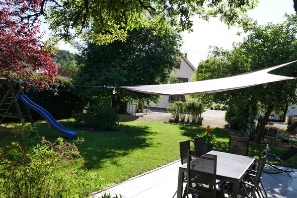 Outdoor dining - Geiger's apartment in the Laucherttal (Veringenstadt)
