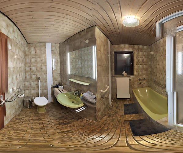 Badewanne, Haartrockner, Handtücher, Seife