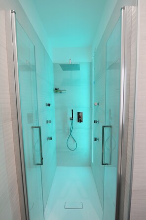 Deluxe tweepersoonskamer (Elisa) | Badkamer met douche