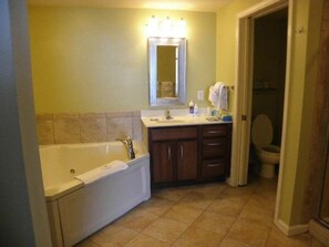 Duschwanne, Whirlpool, Haartrockner, Handtücher