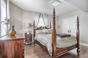 1 bedroom, iron/ironing board, WiFi, bed sheets - Enjoy Luxury Suite in Quiet Ravine Retreat. Enjoy yourself Book or request dates (North York)