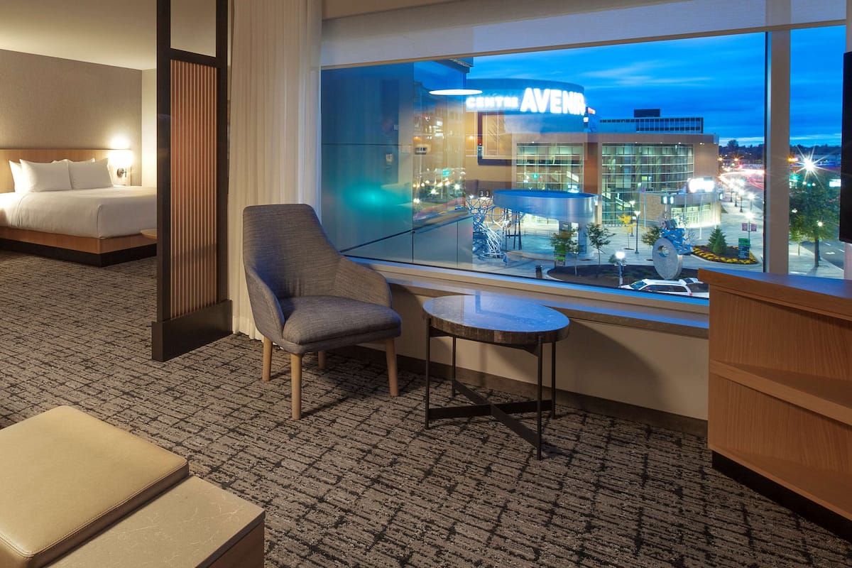ห้องดีลักซ์, เตียงคิงไซส์ 1 เตียง และโซฟาเบด (Avenir Center View) | ตู้นิรภัยในห้องพัก, ห้องเก็บเสียง, เตารีด/โต๊ะรีดผ้า, Wi-Fi ฟรี