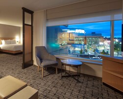 Deluxe-rum - 1 kingsize-säng med bäddsoffa (Avenir Center View) | Värdeförvaringsskåp på rummet, ljudisolering och strykjärn/strykbräda