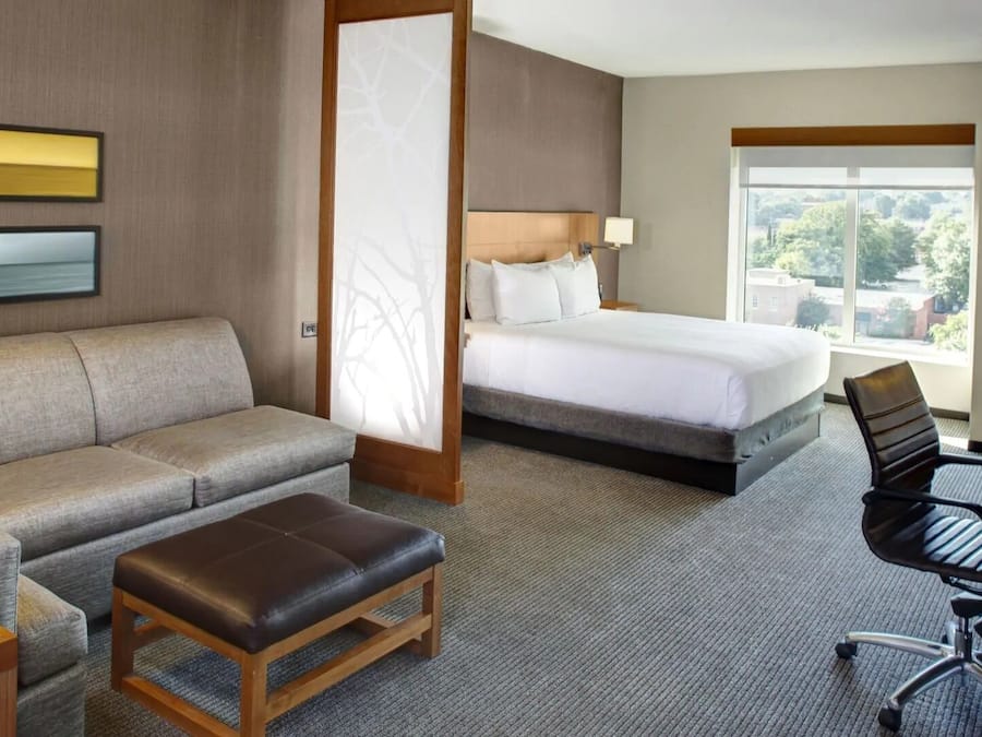 Safe på rommet, skrivebord og skrivebord for bærbar PC