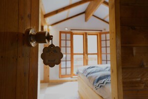 A wooden door with a keyhole and a keychain with the word "ROOF" attached. - Alpages Madarao (Myoko)