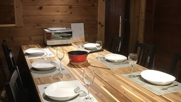 Family Apartment, Non Smoking | In-room dining