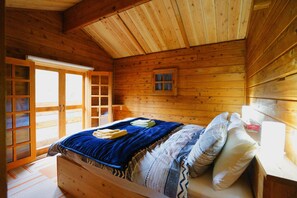 Apartamento família, para não fumantes | Edredons de pluma, individualmente decorados, individualmente mobiliados