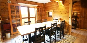 Apartamento família, para não fumantes | Opções para refeição no quarto