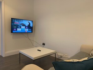 Apartment, 1 Bedroom | Living area | 32-inch flat-screen TV with cable channels, TV - Roath Retreat (Cardiff)