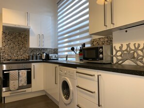 Apartment, 1 Bedroom | Private kitchen | Fridge, microwave, oven, electric kettle - Roath Retreat (Cardiff)