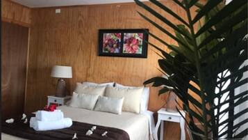 Room Flo, 1 Double Bed, Balcony, Garden view | Tempat tidur bayi gratis dan seprai linen