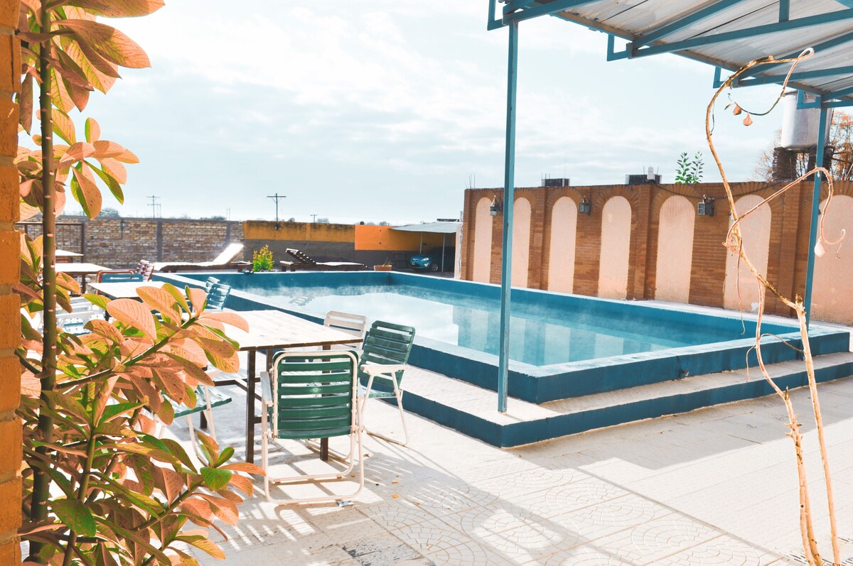 Una piscina al aire libre