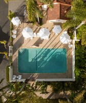 Piscina externa, funciona das 9h30 às 21h30, guarda-sóis