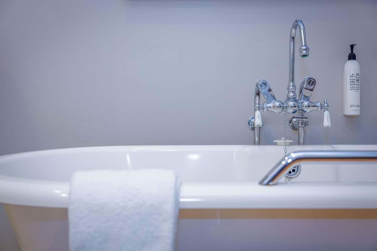 Signature Room, 1 King Bed, Bathtub, Courtyard Area | Bathroom | Free toiletries, hair dryer, towels, soap