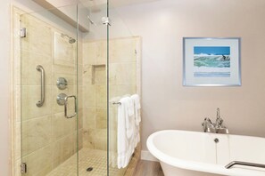 Habitación Signature, 1 cama de matrimonio grande, bañera, en la zona del patio | Baño | Artículos de higiene personal ecológicos, secador de pelo y toallas