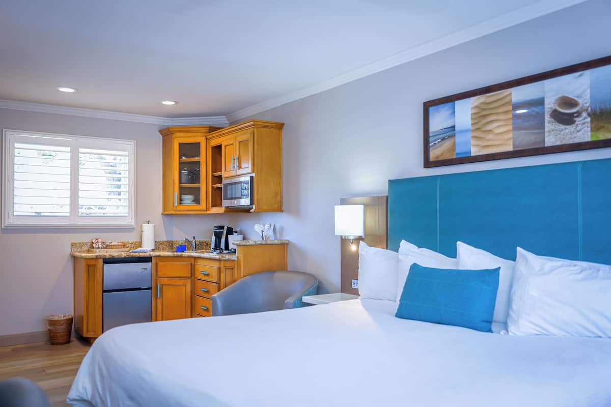 Superior Room, 1 King Bed, Kitchenette | 1 bedroom, hypo-allergenic bedding, in-room safe, desk