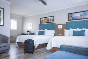 Ropa de cama hipoalergénica y caja de seguridad en la habitación