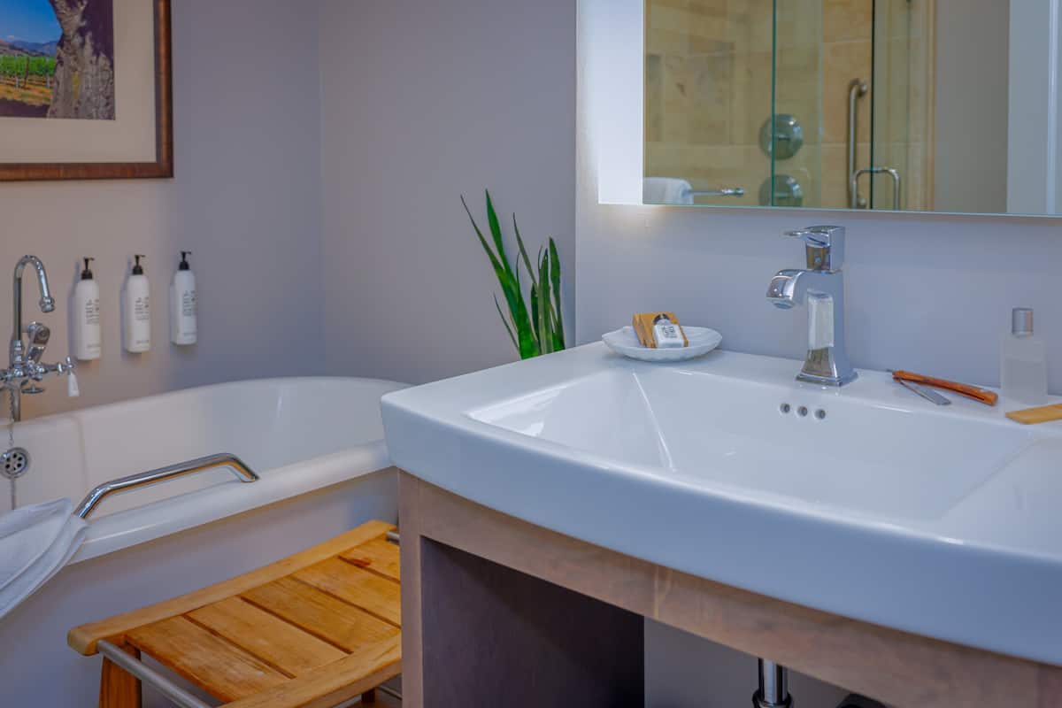 Signature Room, 1 King Bed, Bathtub, Courtyard Area | Bathroom | Free toiletries, hair dryer, towels, soap