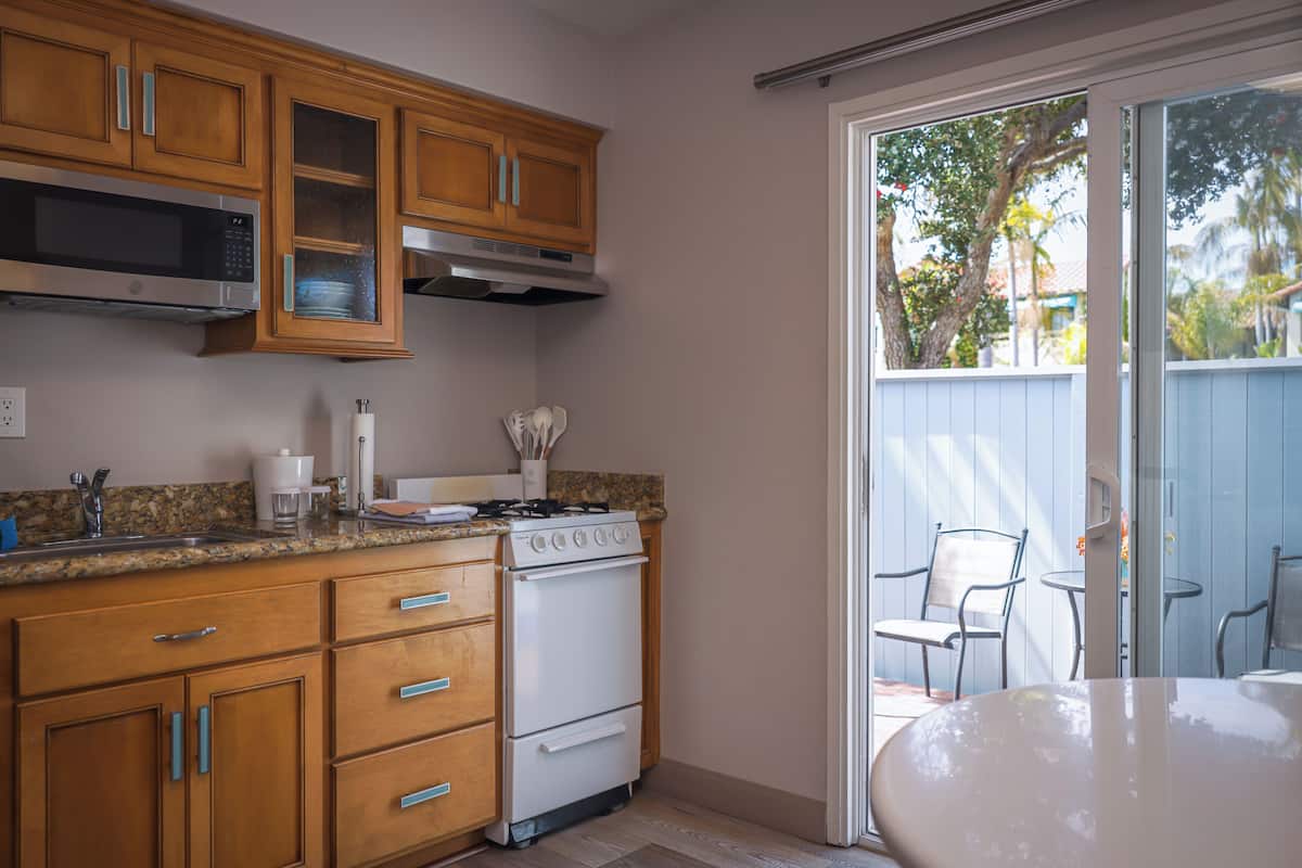 Premium Room | Private kitchen | Microwave, coffee/tea maker