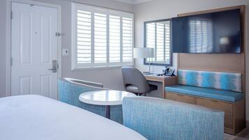 Premium Room | Hypo-allergenic bedding, in-room safe, desk, laptop workspace