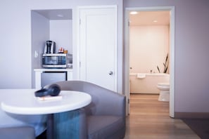 Deluxe Room | 1 bedroom, hypo-allergenic bedding, in-room safe, desk