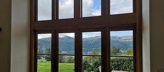 美しいコンウィバレーの上にある最近改装された納屋。