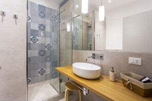 Superior Double or Twin Room | Bathroom | Shower, hair dryer, towels, soap - Canceddi Bed and Breakfast (Palermo)