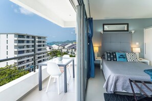 1 habitación, caja de seguridad en la habitación y escritorio 