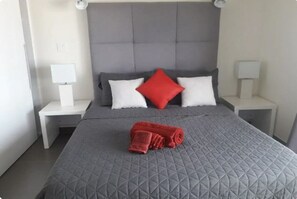 Tabla de planchar con plancha, wifi y ropa de cama 