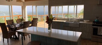 Rymligt hus med en fantastisk utsikt över havet på ett privat däck.