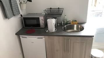 Fridge, stovetop, electric kettle, highchair