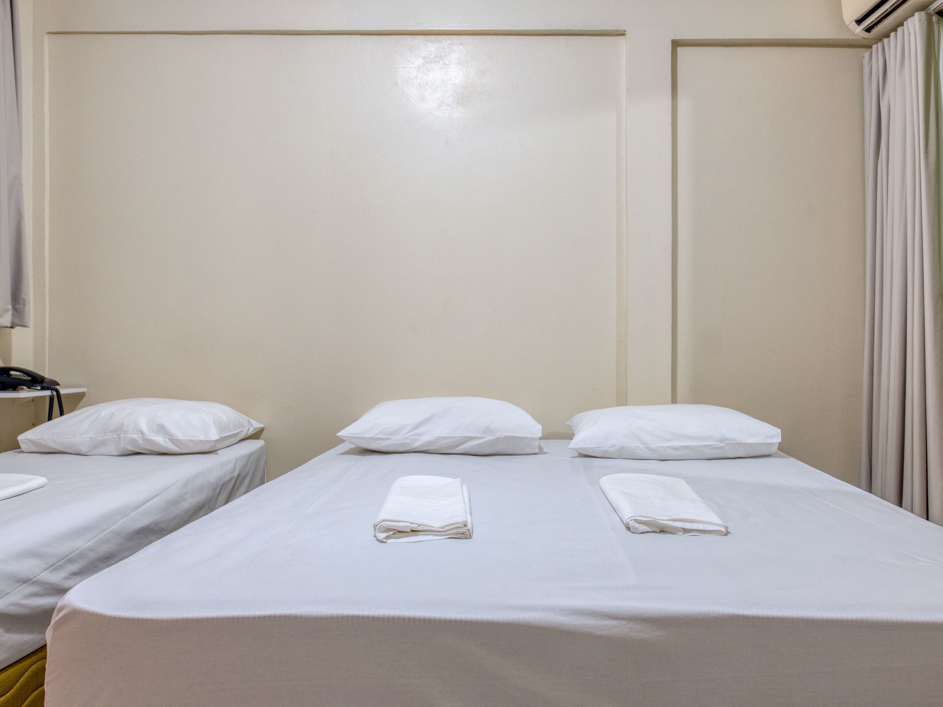 triple room, multiple beds | bed sheets