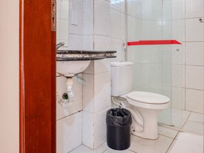Chambre Triple, plusieurs lits | Salle de bain